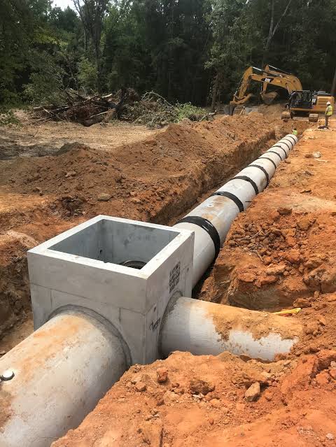 Large drainage pipeline and concrete access chamber installation